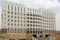 Строящееся здание Московского
Областного Суда с установленными деревянными окнами «33 Дуба»